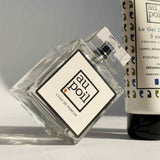 Gros plan sur le flacon de l'eau de parfum pour homme de la marque Au Poil par Sébastien Chabal