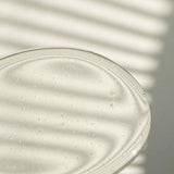 Une goutte de gel lavant corps, barbe et cheveux de la marque Au Poil de Sébastien Chabal avec l'ombre d'un store