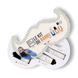 Sur fond transparent, le coffret-cadeau "le Kit du Barbu" de la marque Au Poil, en forme de moustache, créé par Sébastien Chabal. Contient un gel à raser, une huile nourrissante pour la barbe et une brume parfumée