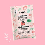Sur fond rose, un sachet de 125 comprimés de dentifrice à croquer goût fraise pour enfant