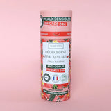Sur fond rose, un déodorant solide en stick senteur pastèque de la marque Aumyana