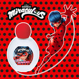 Sur fond rouge à pois noirs, un flacon d'eau de toilette pour fille Miraculous Ladybug, logo Miraculous et le personnage de Ladybug