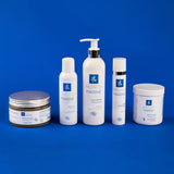 Sur un fond bleu klein, 5 produits de la marque Passion Marine : un pot de gommage corps au sel de Guérande, un flacon d'exfoliant, un flacon de lait pour le corps senteur agrumes, un flacon de crème hydratante, un pot de bain de pieds