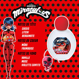 Sur un fond rouge à pois noirs, présentation des notes olfactives de l'eau de toilette pour enfant fille Miraculous Ladybug : cassis, mûre, framboise et vanille