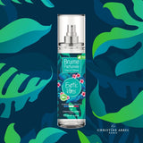 Sur un fond illustré tropical, une brume parfumée Exotic Vibes de la marque Christine Arbel