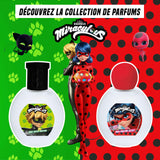 Un visuel en deux parties, à gauche un motif de pattes de chat vertes avec un flacon d'eau de toilette Chat Noir pour garçon et à droite des pois noirs sur fond rouge avec un flacon d'eau de toilette Ladybug
