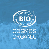 Sur un fond transparent bleu avec une photo de vague d'écume, le logo certifié BIO par Cosmébio