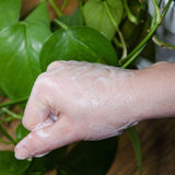 Une main couverte de mousse fine du savon Cosmoz