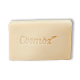 Sur fond transparent, un savon solide au miel de Manuka de la marque Cosmoz