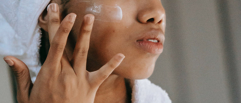 L'utilisation d'un soin ou d'une crème visage au quotidien permet également de prévenir le vieillissement cutané. Opter pour une crème visage naturelle sélectionnée par Peaulette permet de respecter votre peau et l'environnement.