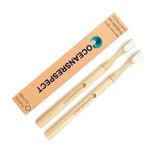 Sur fond blanc, deux brosses à dents en bambou rechargeable à tête amovible et son étui en carton