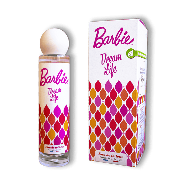 Sur fond transparent, un flacon en verre de l'eau de toilette Barbie Dream Life créée par la Compagnie Européenne des Parfums, accompagné de son étui en carton