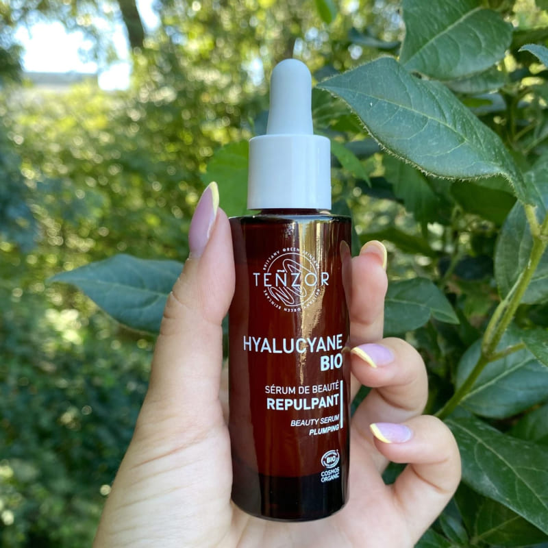 Une main de femme tient un flacon pipette de sérum Hyalucyane repulpant à l'acide hyaluronique de la marque Teñzor