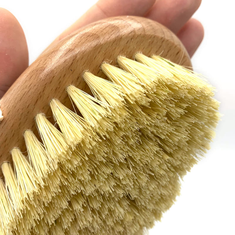 Gros plan sur les poils d'une brosse sèche pour le corps permettant de faire un drainage lymphatique