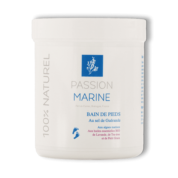 Sur un fond transparent, un pot blanc de bain de pieds au sel de Guérande de la marque Passion Marine.