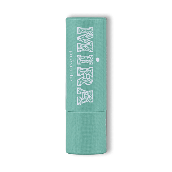 Sur fond transparent un stick à lèvres de la marque My Mira
