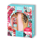 Sur fond transparent un coffret cadeau parfum pour femme Story Bio Rêve Floral avec une eau de toilette et une brosse en bambou