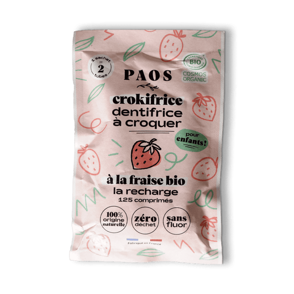 Sur fond transparent, un sachet de 125 comprimés de dentifrice à croquer pour les enfants, goût fraise