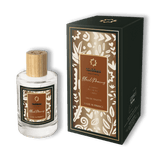 Sur fond transparent, le flacon et l'étui en carton de l'eau de toilette pour homme Black Precious de la marque Siobhan