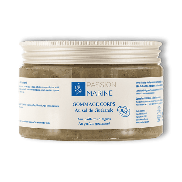 Sur un fond transparent, un pot de gommage pour le corps de la marque Passion Marine