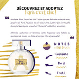 Un flacon d'eau de toilette Paris c'est chic! sur un fond rayé doré, à sa droite les notes olfactives de la fragrance : gourmand, floral et fruité