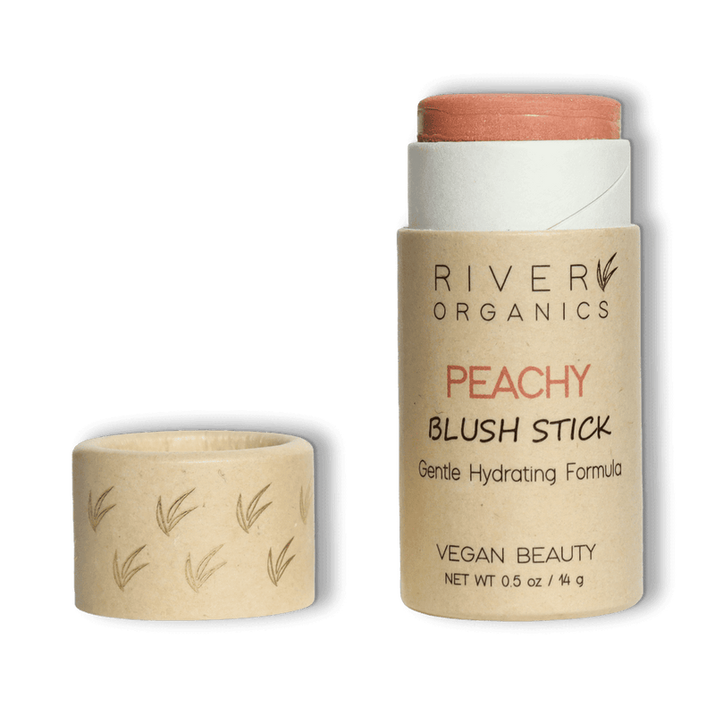 Sur fond transparent, un blush en stick de la marque River Organics en teinte Peachy