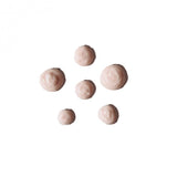 Sur fond blanc, six points de fluide hydra-matifiant de la marque Lady Green afin de montrer sa texture